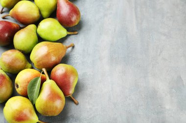 peras maduras frescas sobre fondo verde