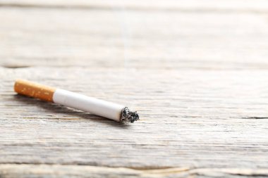 Tablo kül ile sigara