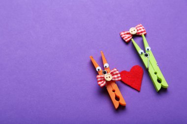 Arka plan üzerinde plastik clothespins dönüştürün