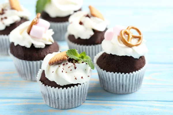 Schokolade Cupcakes auf dem Tisch — Stockfoto