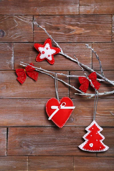 İpte asılı Noel süsleri 