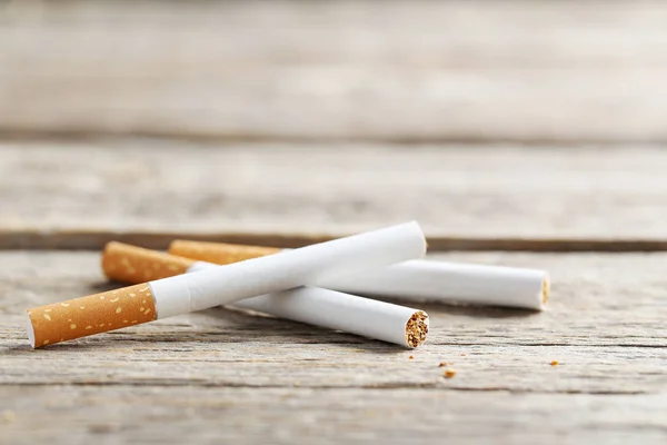 Tabaco cigarrillos en la mesa —  Fotos de Stock
