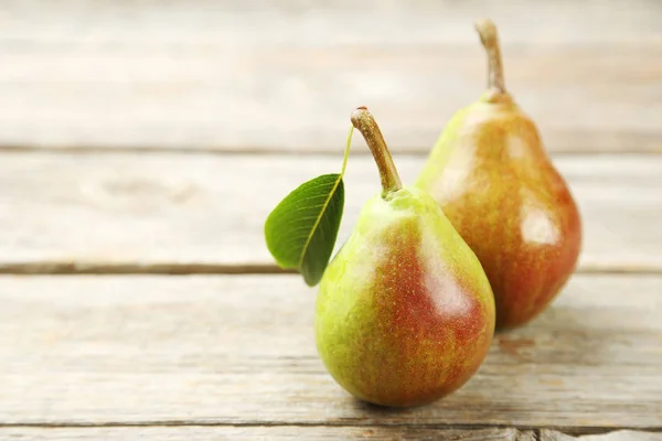 Ripe pears on table — Stock Photo, Image