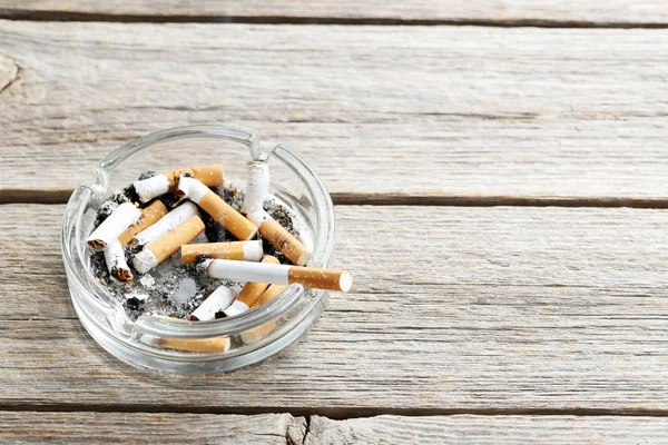 Cigaretter rumpor med aska — Stockfoto