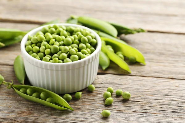 Green peas on  table — Stock Photo, Image