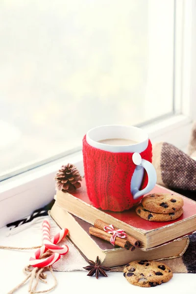 Taza de café en alféizar de la ventana —  Fotos de Stock