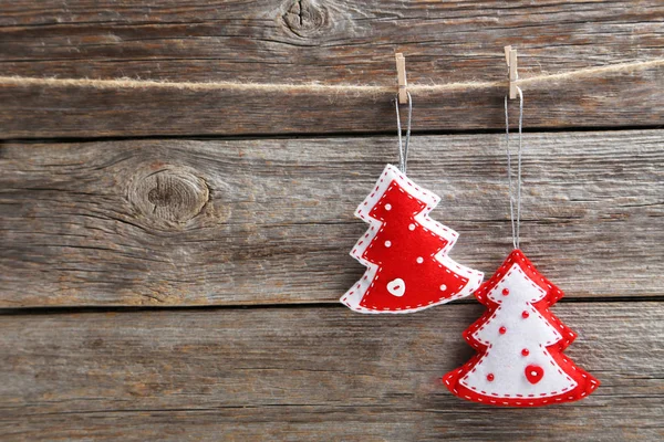 Рождественские украшения висят на веревке — стоковое фото