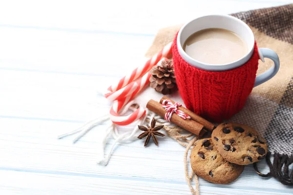 Taza de café en la mesa —  Fotos de Stock