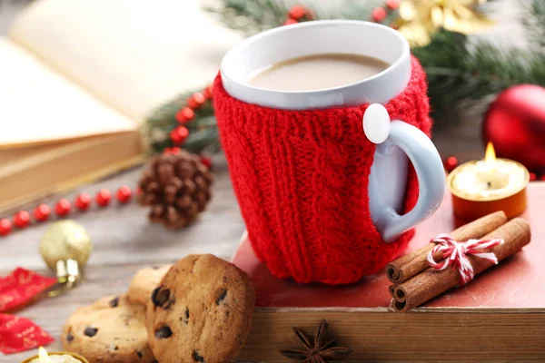 Taza de café en la mesa —  Fotos de Stock