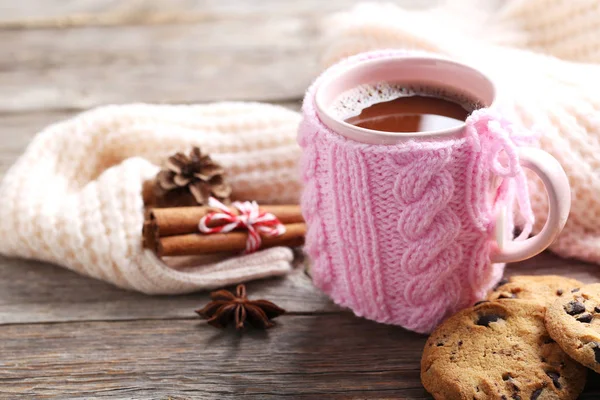 Kubek gorącej czekolady na stole — Zdjęcie stockowe