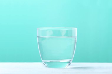 cam zemin üzerine su ile