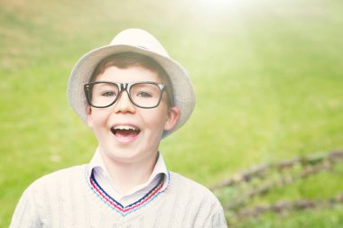 Gözlük ile genç çocuk portresi 
