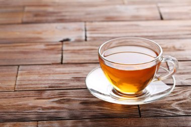 Tahta masada bir fincan çay.