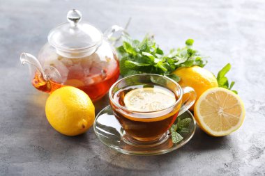 Bir fincan naneli ve limonlu çay.