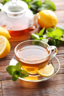 Bir fincan naneli ve limonlu çay.