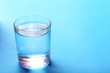 cam zemin üzerine su ile