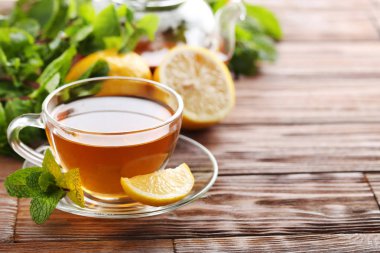 Bir fincan naneli ve limonlu çay. 