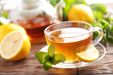 Bir fincan naneli ve limonlu çay. 