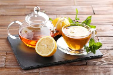 Bir fincan naneli ve limonlu çay. 