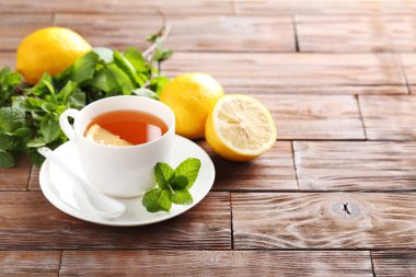 Bir fincan naneli ve limonlu çay. 