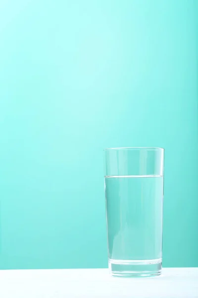 Vetro con acqua su sfondo — Foto Stock