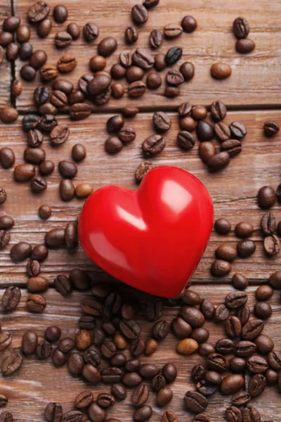 Kalp ile kavrulmuş kahve çekirdekleri — Stok fotoğraf