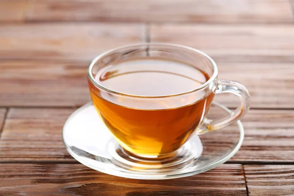 Taza de té en la mesa de madera —  Fotos de Stock