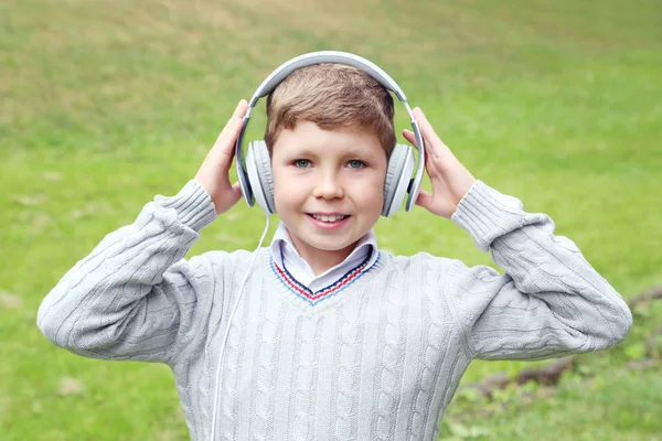 Kulaklıklar ile genç çocuk portresi — Stok fotoğraf