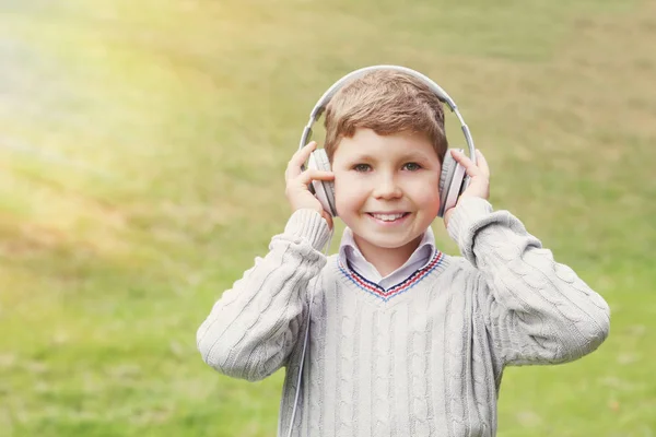 Портрет молодого хлопчика з навушниками — стокове фото