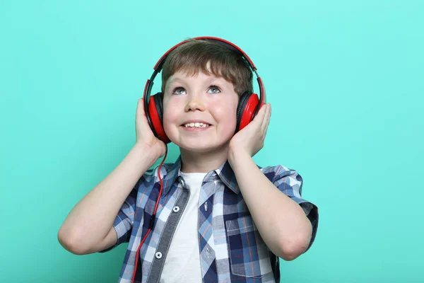 Portrett av en ung gutt med hodetelefoner – stockfoto