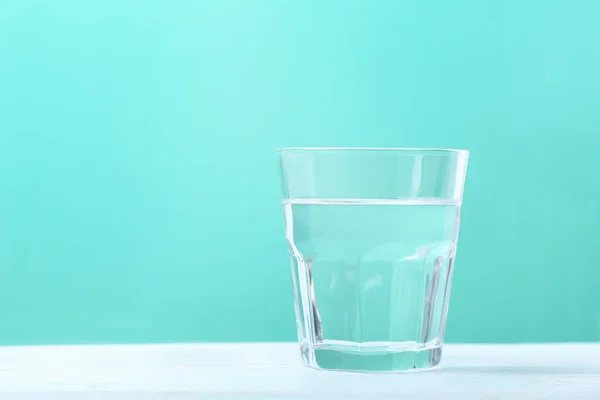 Vidro com água no fundo — Fotografia de Stock