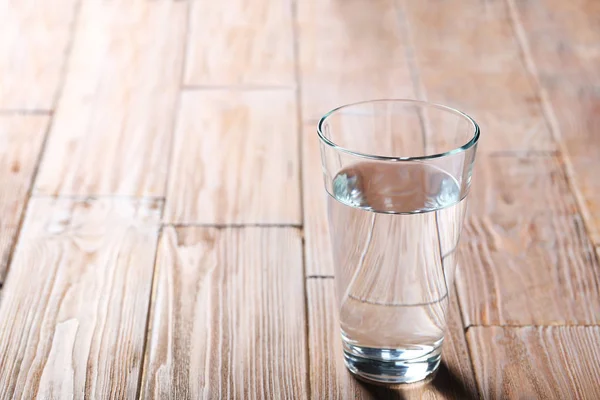 Vidro com água na mesa — Fotografia de Stock