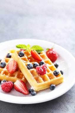 Böğürtlenli ev yapımı waffle.