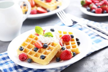 Böğürtlenli ev yapımı waffle. 