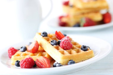 Böğürtlenli ev yapımı waffle.