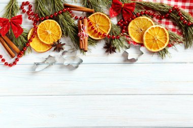 Noel ağacı dalı kurutulmuş portakal ile