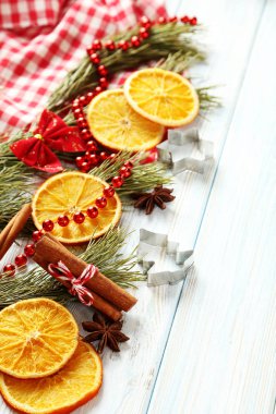 Noel ağacı dalı kurutulmuş portakal ile