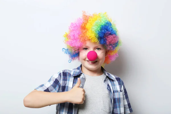 Porträtt av lilla pojke clown — Stockfoto