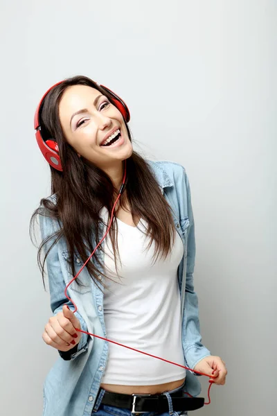 Jonge mooie vrouw luisteren muziek — Stockfoto