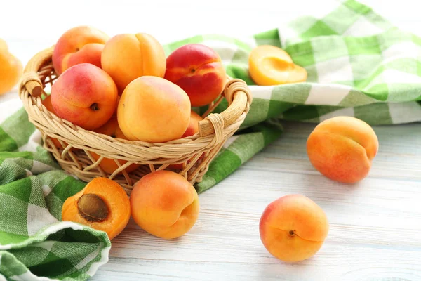 Спелые плоды абрикосов — стоковое фото