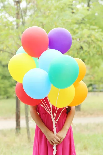 Renkli balonlar açık havada — Stok fotoğraf
