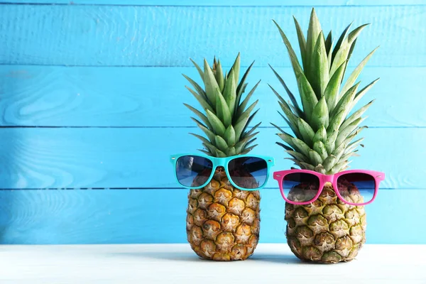 Rijpe ananas op tafel — Stockfoto