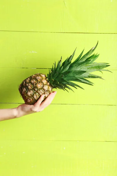 El tutma olgun ananas — Stok fotoğraf