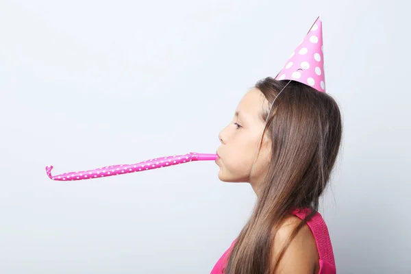 Porträtt av lilla flicka i födelsedag cap — Stockfoto