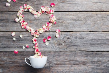 Beyaz Kupası'nda gül yaprakları 