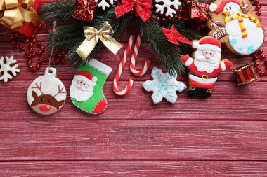 Noel kurabiyeleri masada.