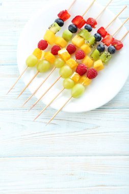 Taze meyve şiş üzerinde 