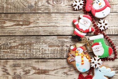 Noel kurabiyeleri masada.