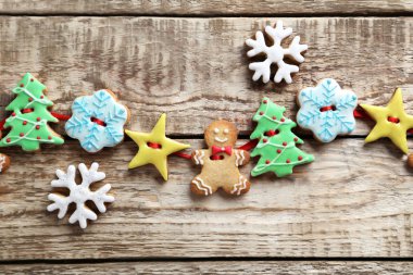 Noel kurabiyeleri masada.