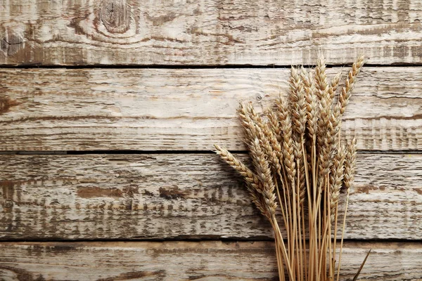 Orejas de trigo en la mesa — Foto de Stock